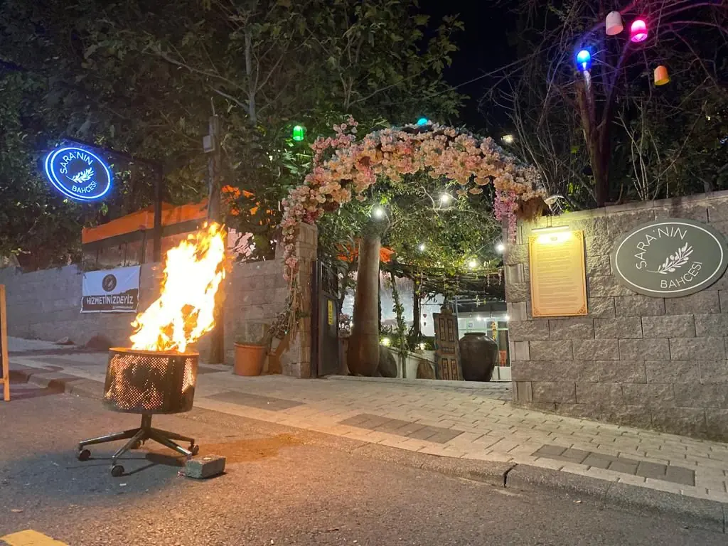 Akşam ateşi ve bahçe kapısı