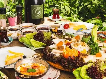 Kuş sesleri eşliğinde bahçede serpme kahvaltı