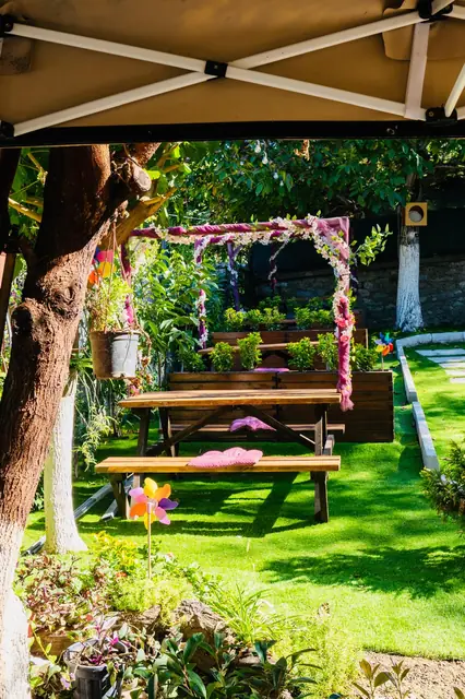 Bahçe salıncak ve masa