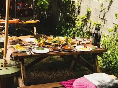 Ağaçlar altında kahvaltı masası
