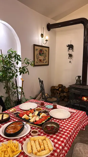 Sobalı kapalı alanda kahvaltı sofrası